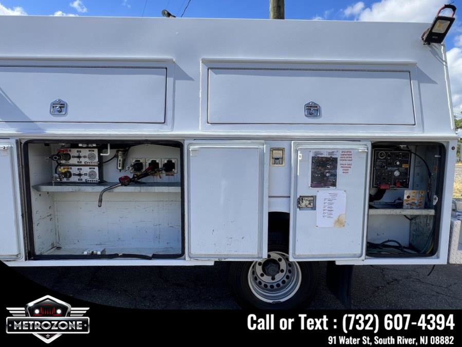 Used 2019 Freightliner Sprinter 3500 w/ Premium Package image 16