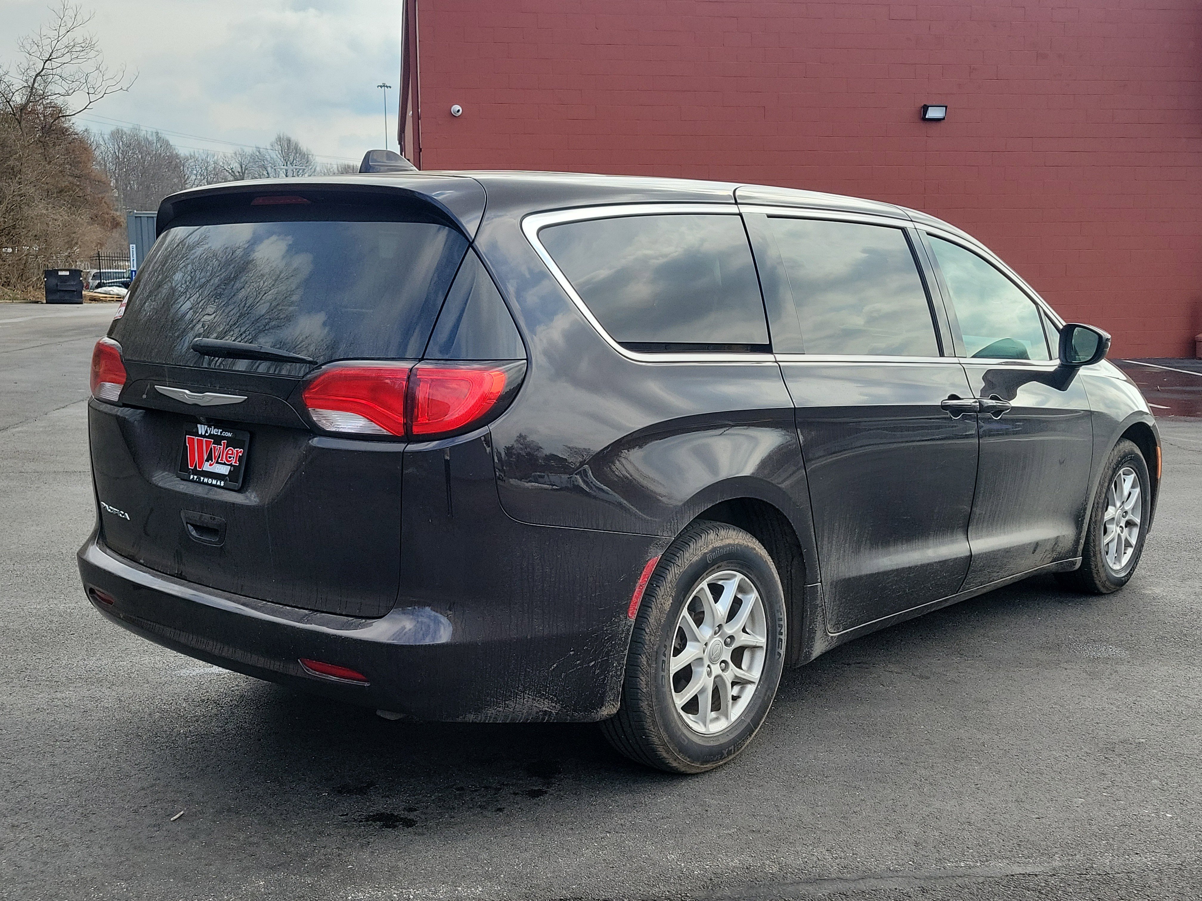 Used 2017 Chrysler Pacifica Touring image 3