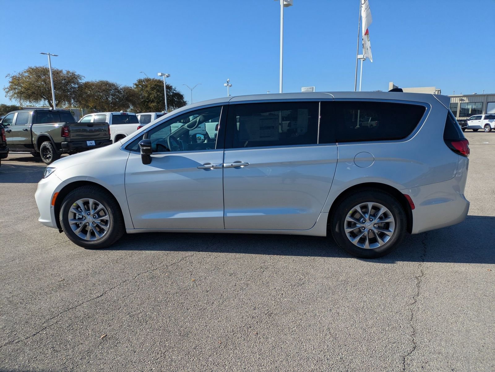 New 2026 Chrysler Pacifica Limited FWD image 2