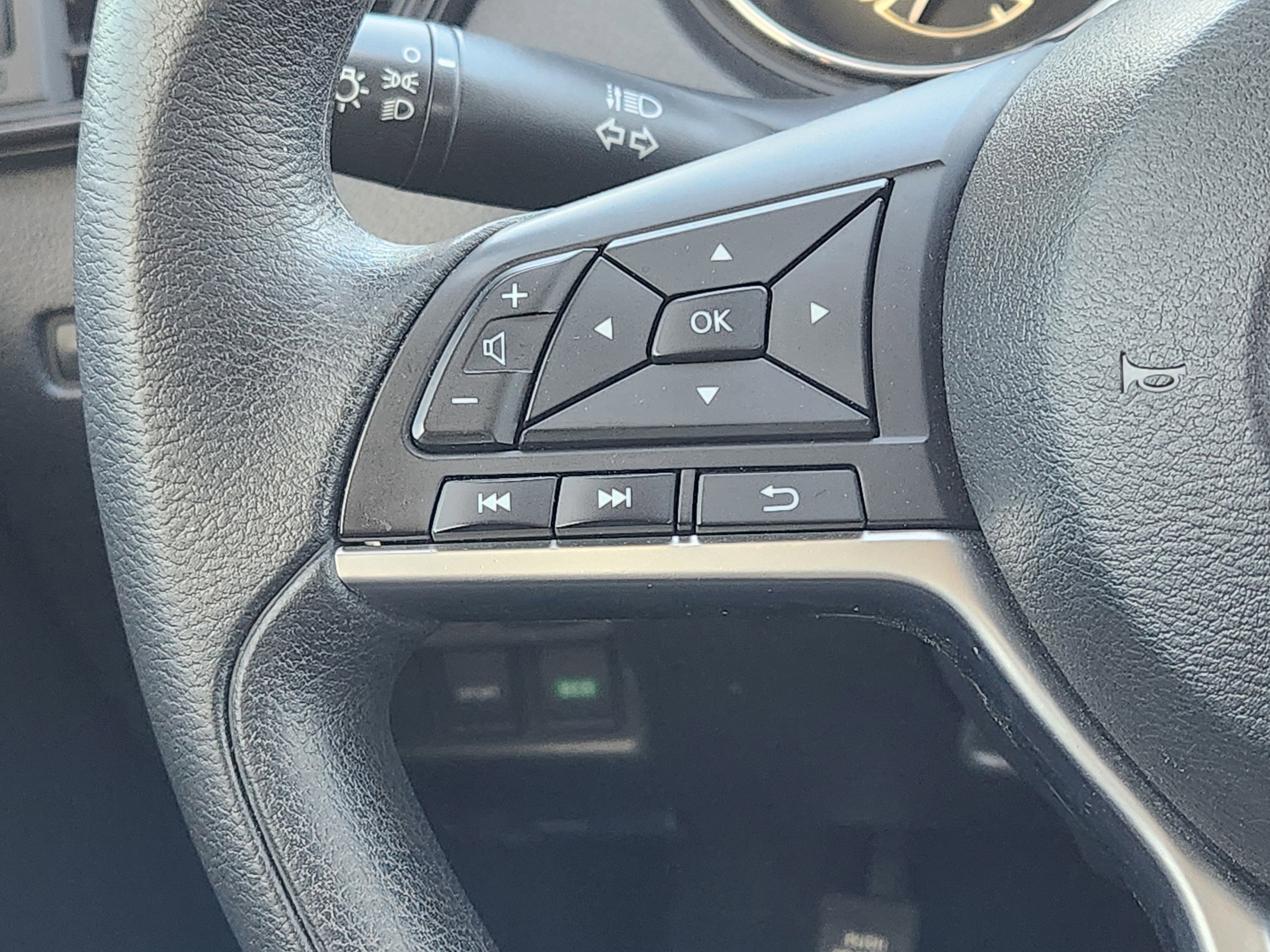 Used 2018 Nissan Rogue S image 27