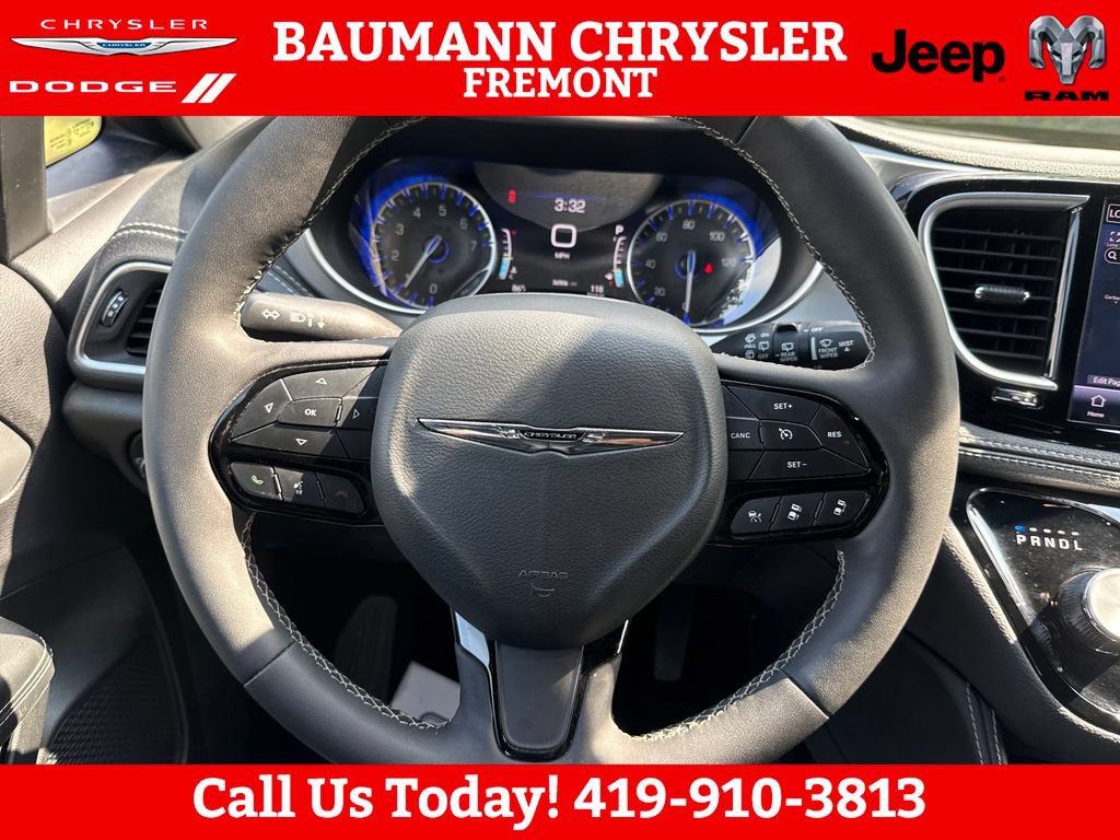 Used 2025 Chrysler Pacifica Limited FWD image 14