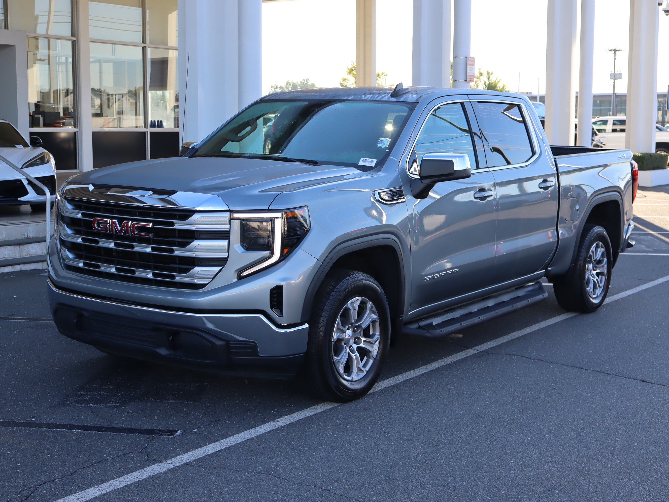 Used 2025 GMC Sierra 1500 SLE w/ Preferred Package AWD/4WD image 5