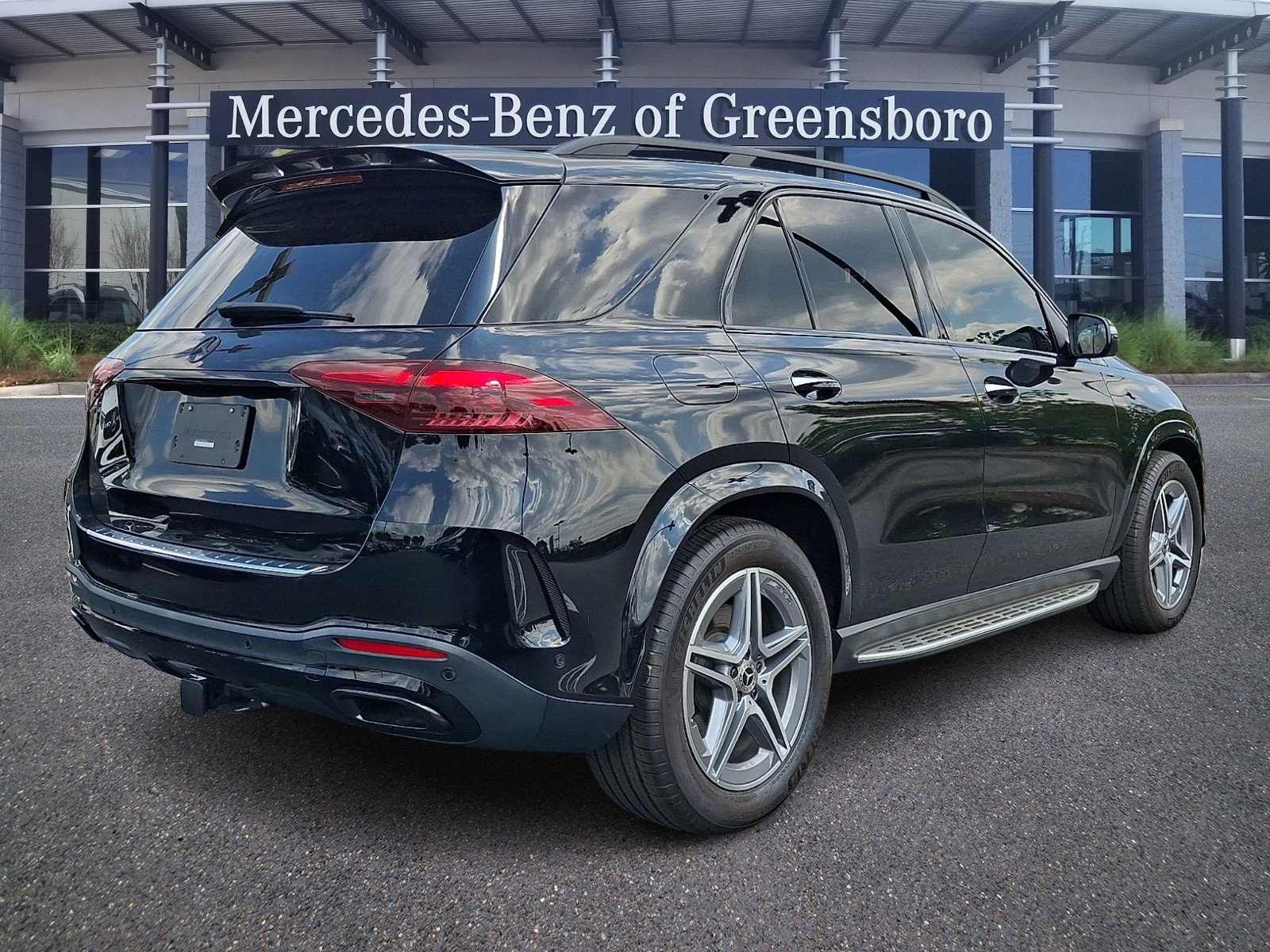 Used 2024 Mercedes-Benz GLE 350 4MATIC w/ AMG Line Exterior image 6