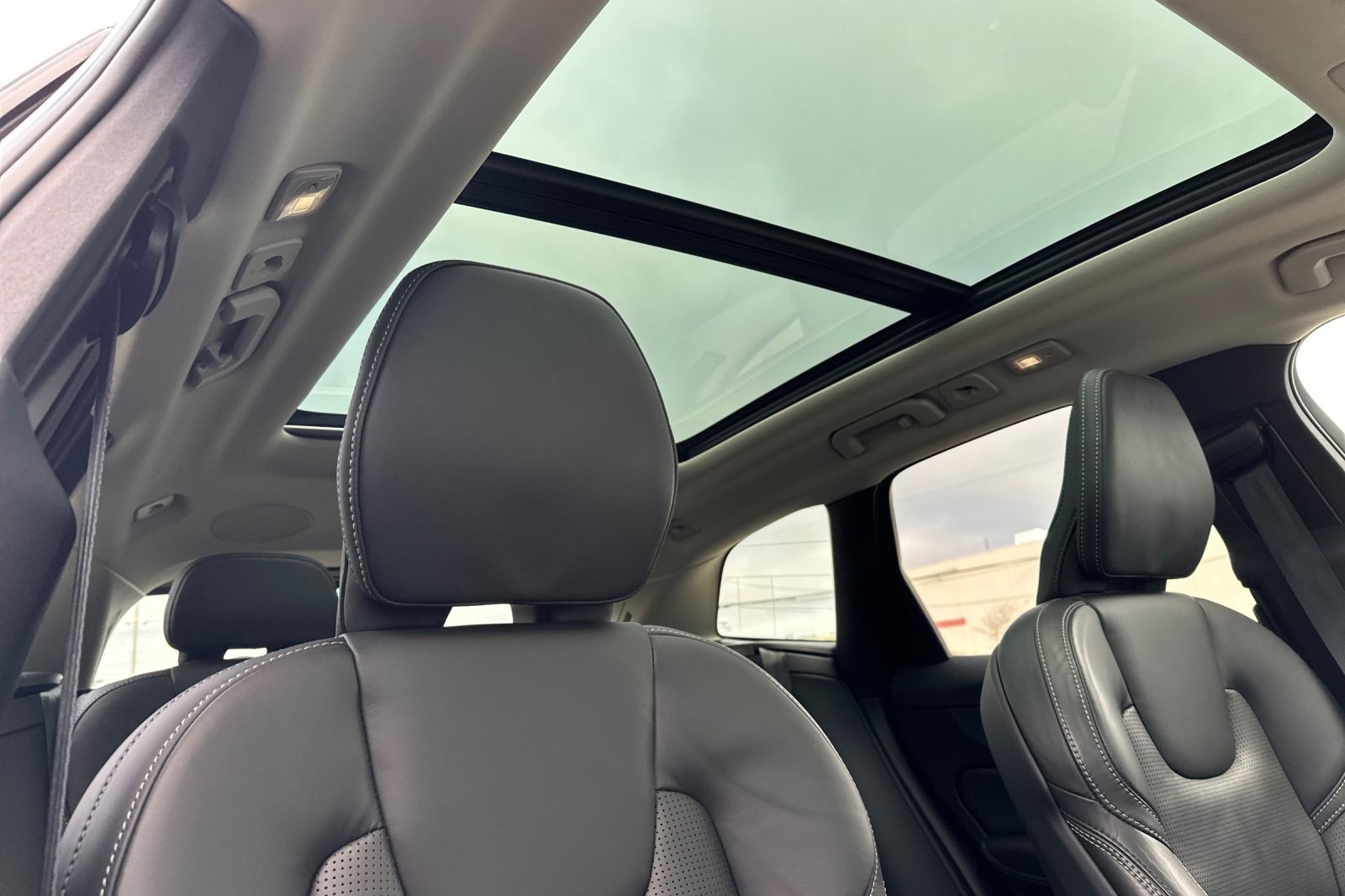 Certified 2024 Volvo XC60 B5 Ultimate w/ Protection Package Premier image 20