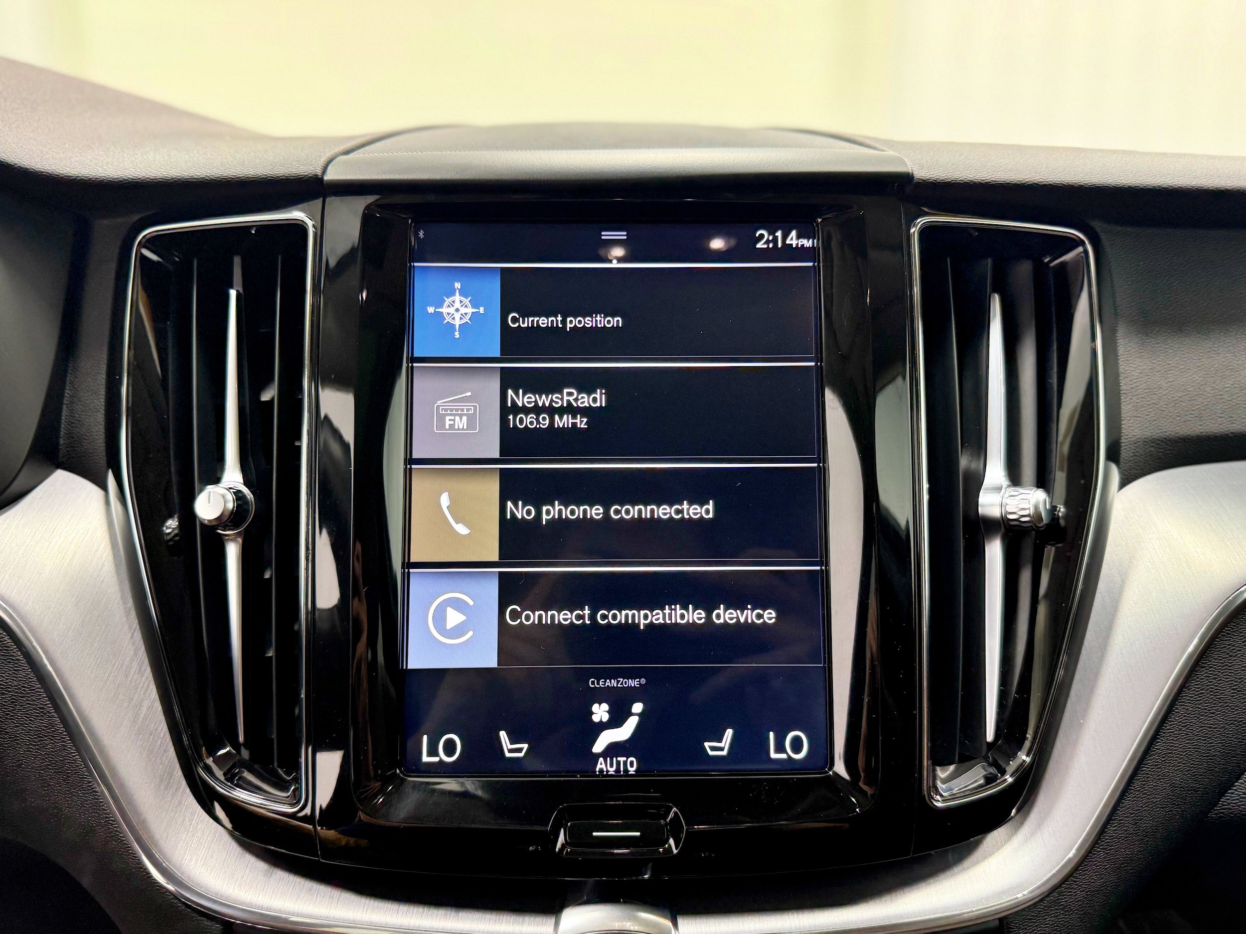 Used 2019 Volvo XC60 T6 Momentum w/ Premium Package AWD/4WD image 11