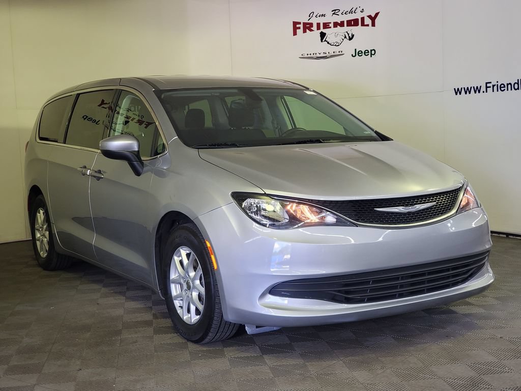 Used 2017 Chrysler Pacifica Touring FWD image 2