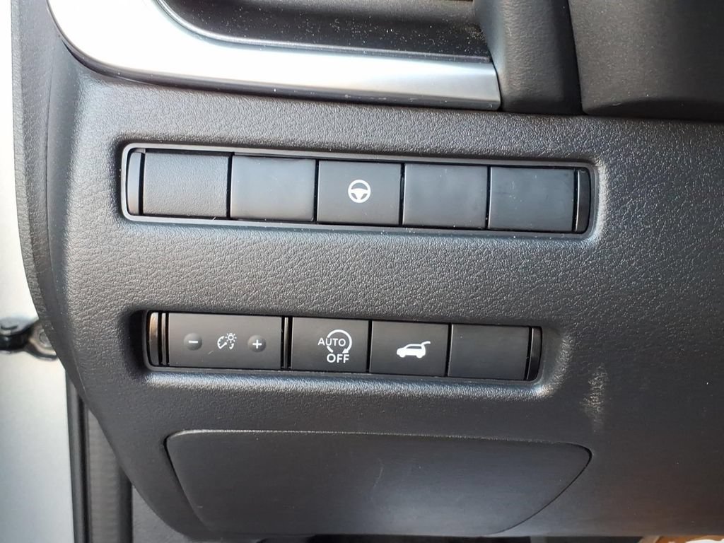 Used 2025 Nissan Rogue SV FWD image 22
