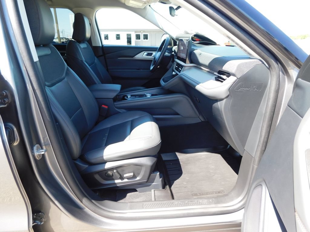Used 2025 Ford Explorer Active w/ Active Comfort Package AWD/4WD image 17
