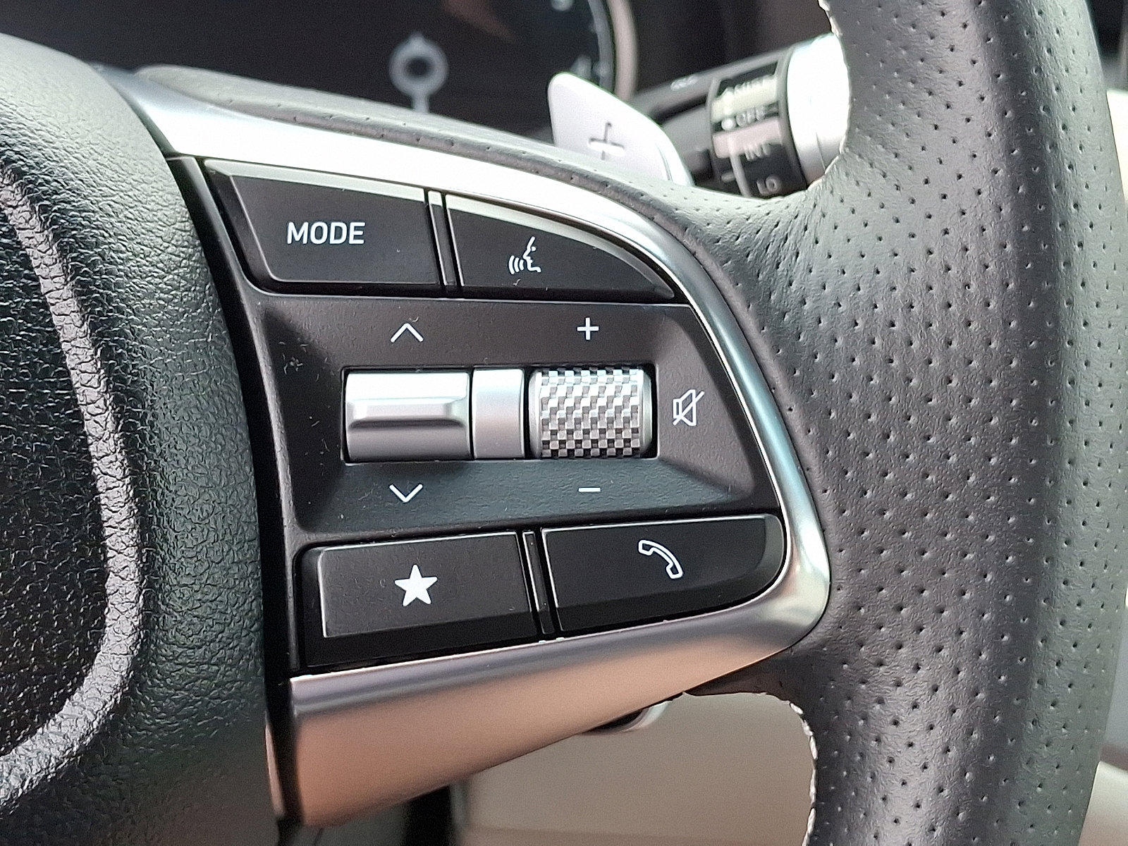 Used 2025 Genesis G70 2.5T image 22