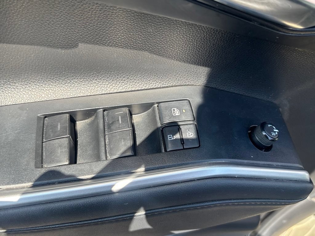 Used 2022 Toyota Highlander XLE AWD/4WD image 8