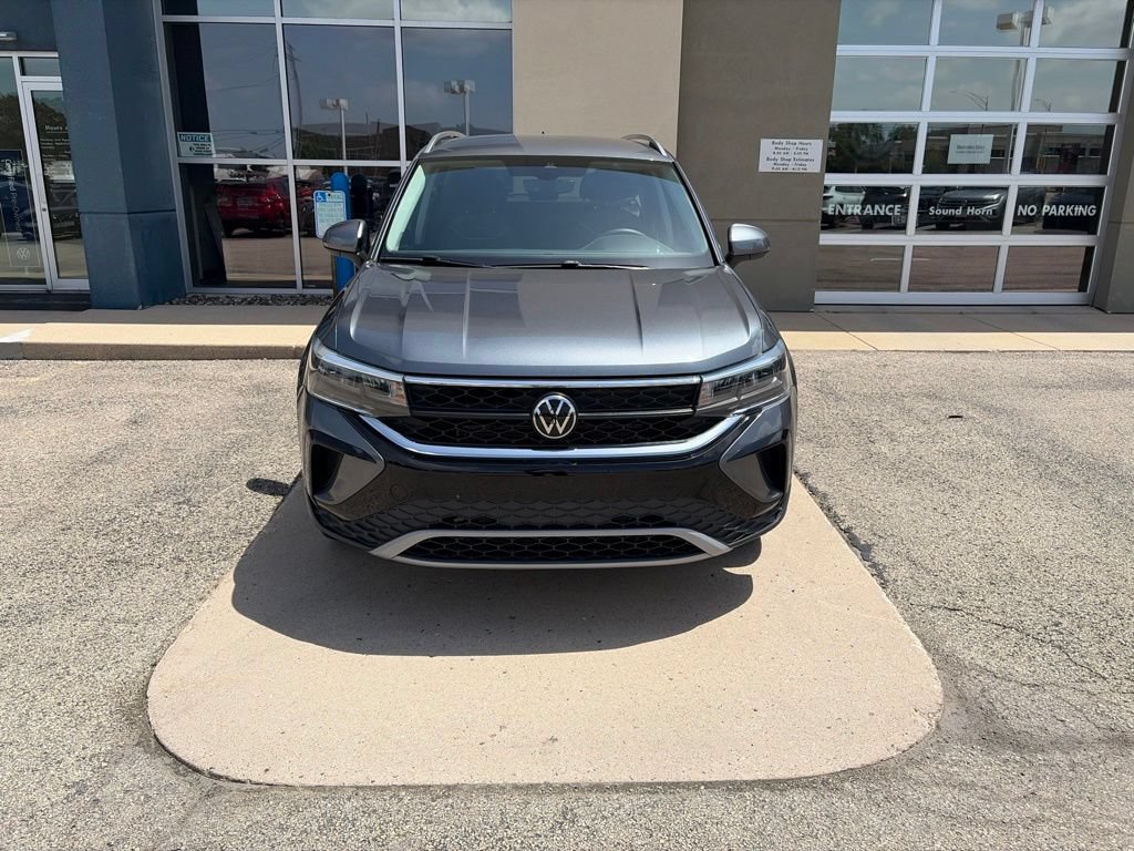 Certified 2023 Volkswagen Taos SE w/ Black Wheel Package FWD image 3