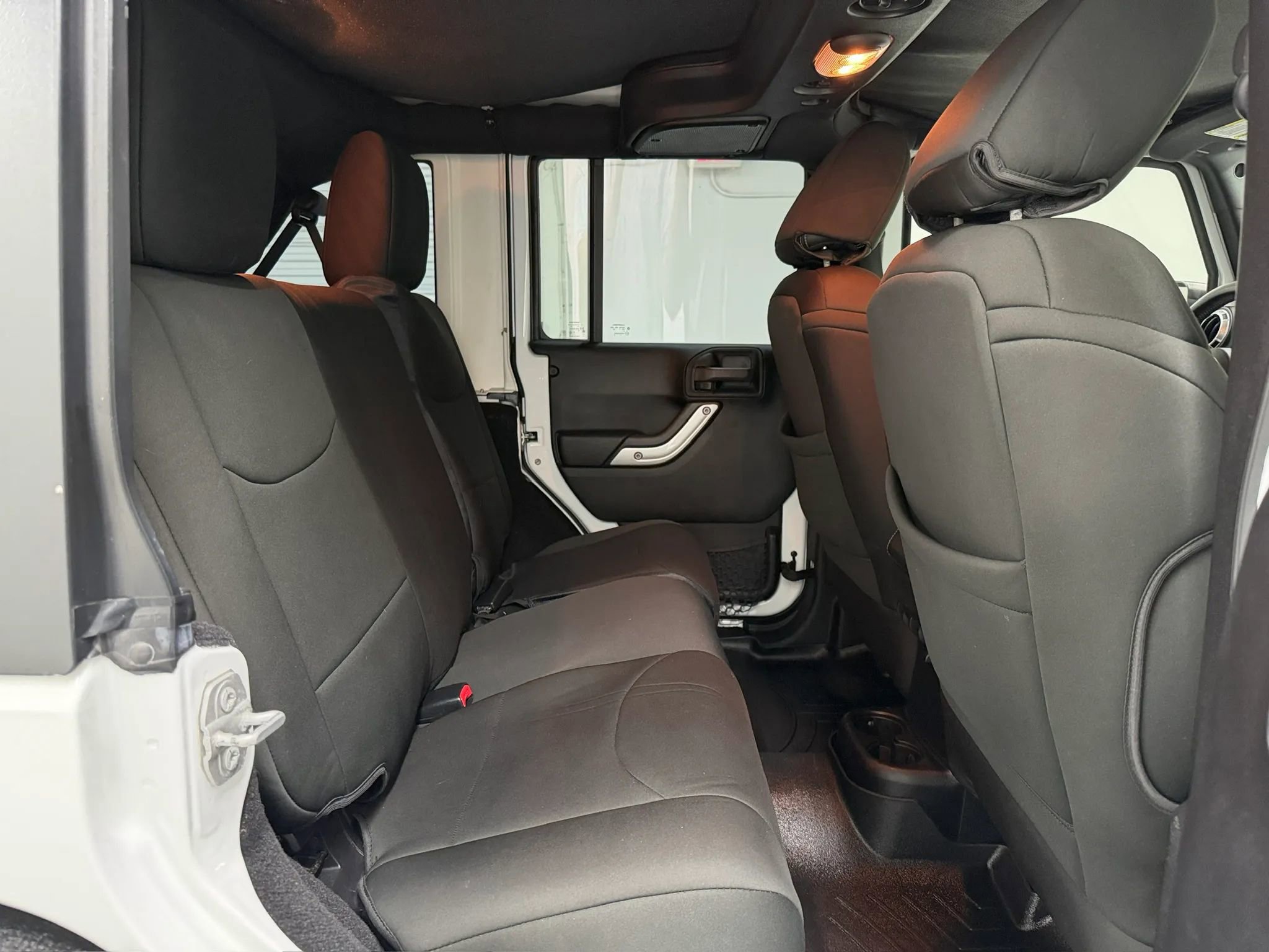Used 2015 Jeep Wrangler Unlimited Rubicon AWD/4WD image 15