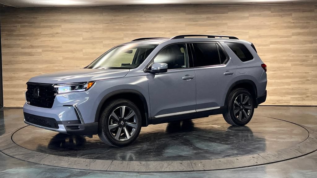 Used 2025 Honda Pilot Touring image 9