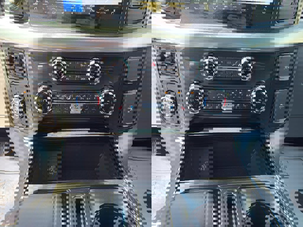 New 2025 Ford F150 Lariat w/ Equipment Group 501A Mid image 16