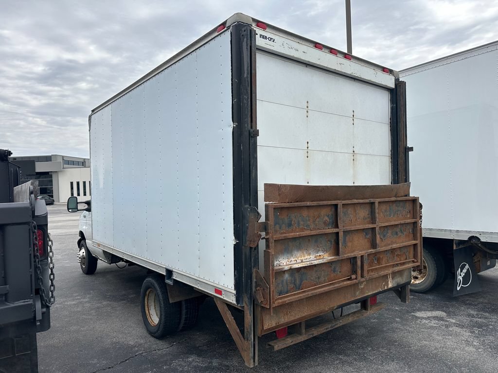 Used 2003 Ford E-350 and Econoline 350 Super Duty RWD image 2
