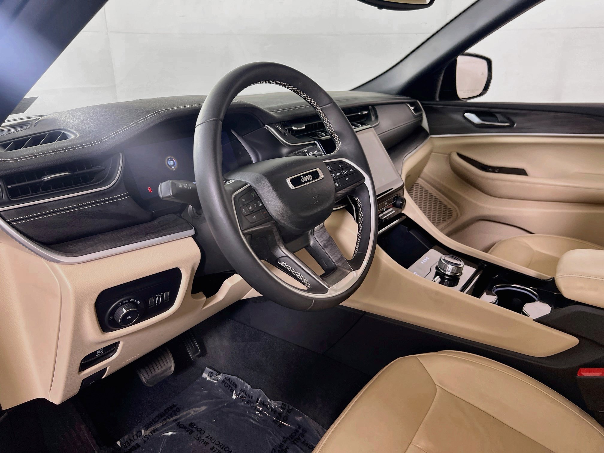 Used 2023 Jeep Grand Cherokee Limited AWD/4WD image 9