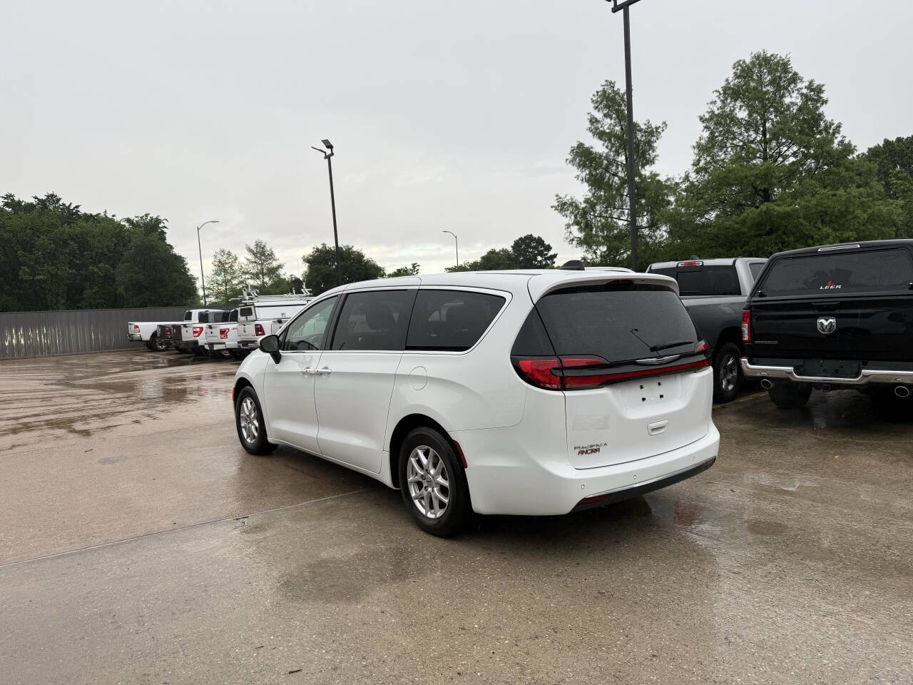 Used 2023 Chrysler Pacifica Touring-L FWD image 4