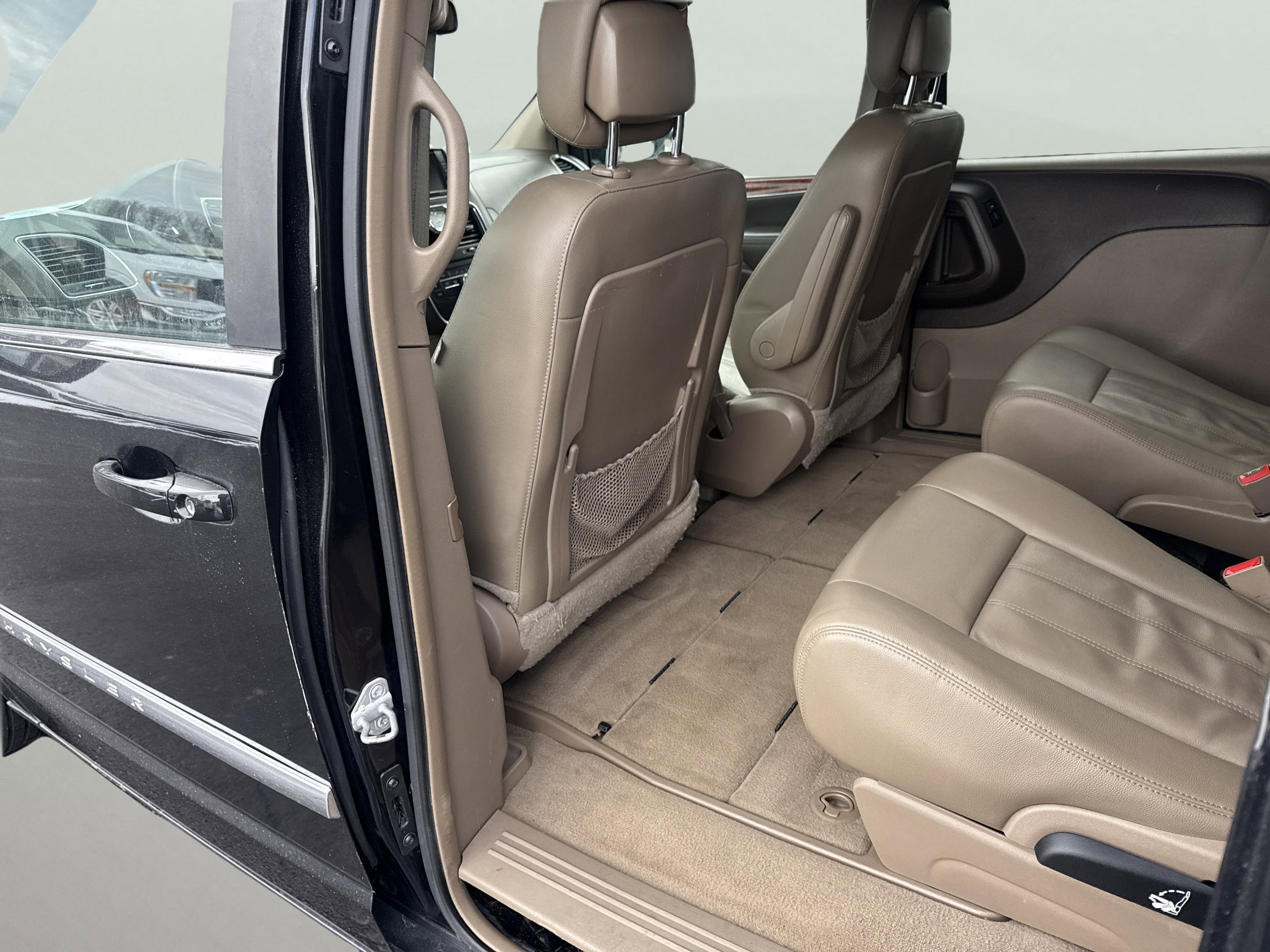 Used 2016 Chrysler Town & Country Touring image 11