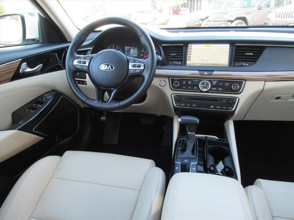 Used 2017 Kia Cadenza Premium w/ Luxury Package image 12