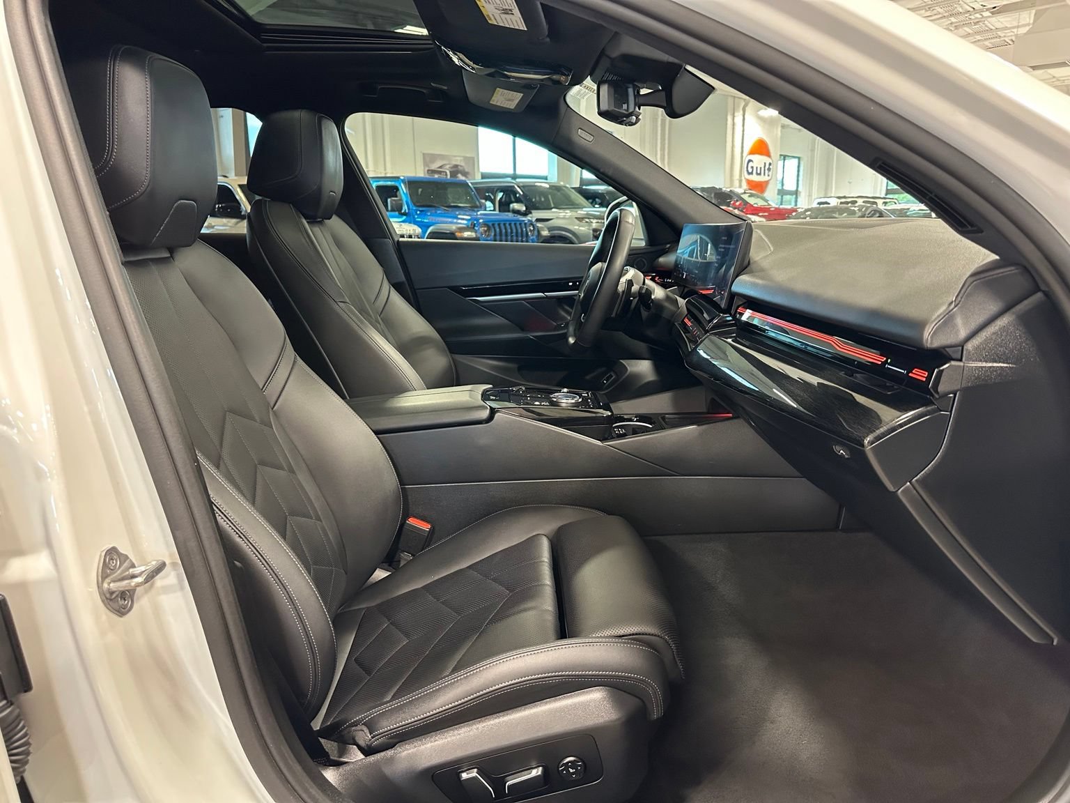 Used 2024 BMW 530i w/ Convenience Package RWD image 41