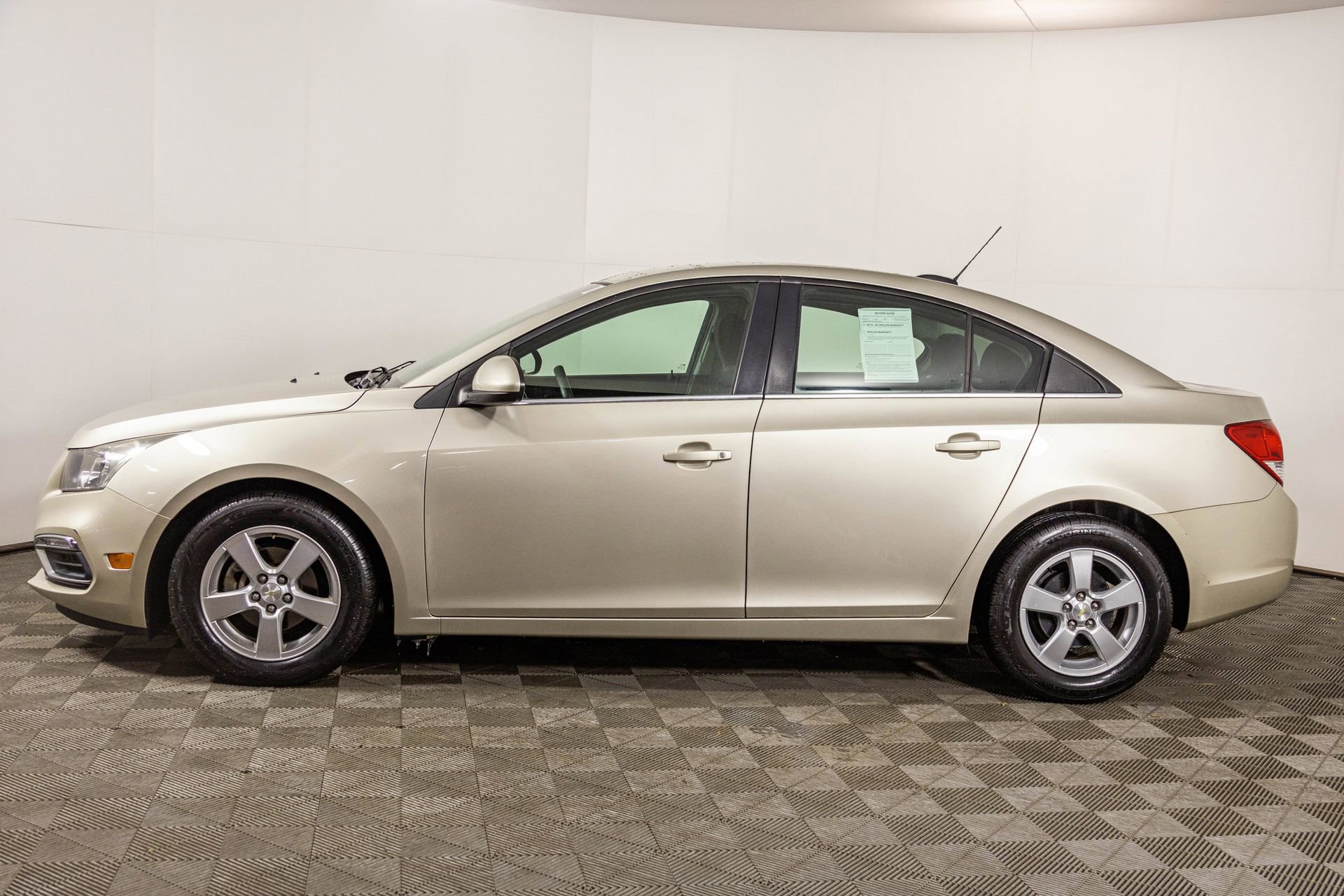 Used 2015 Chevrolet Cruze LT image 28