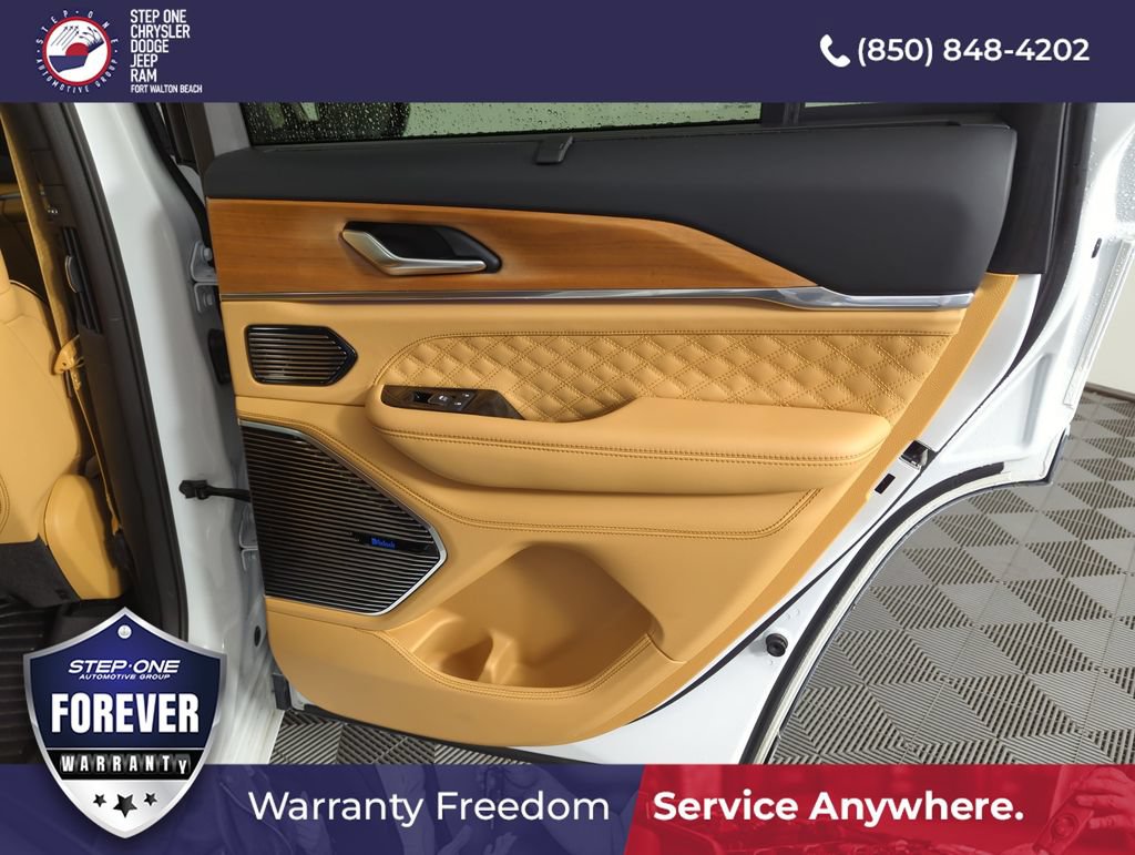 Used 2023 Jeep Grand Cherokee Summit AWD/4WD image 33