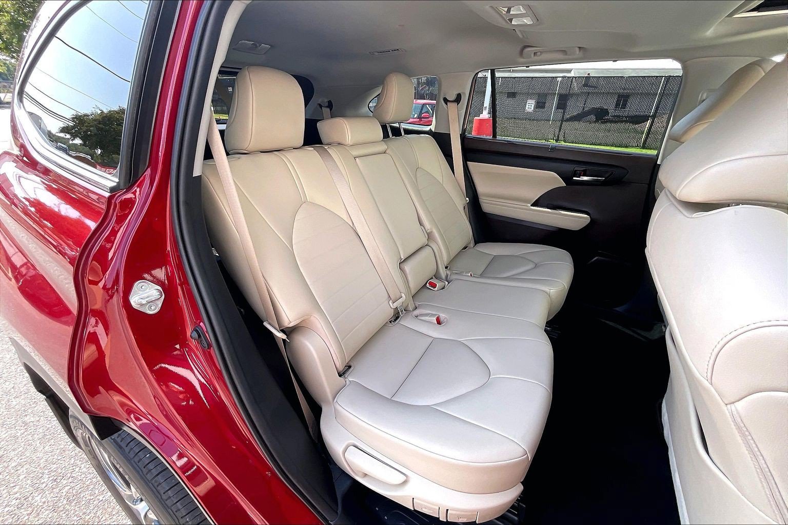 Used 2021 Toyota Highlander XLE AWD/4WD image 32