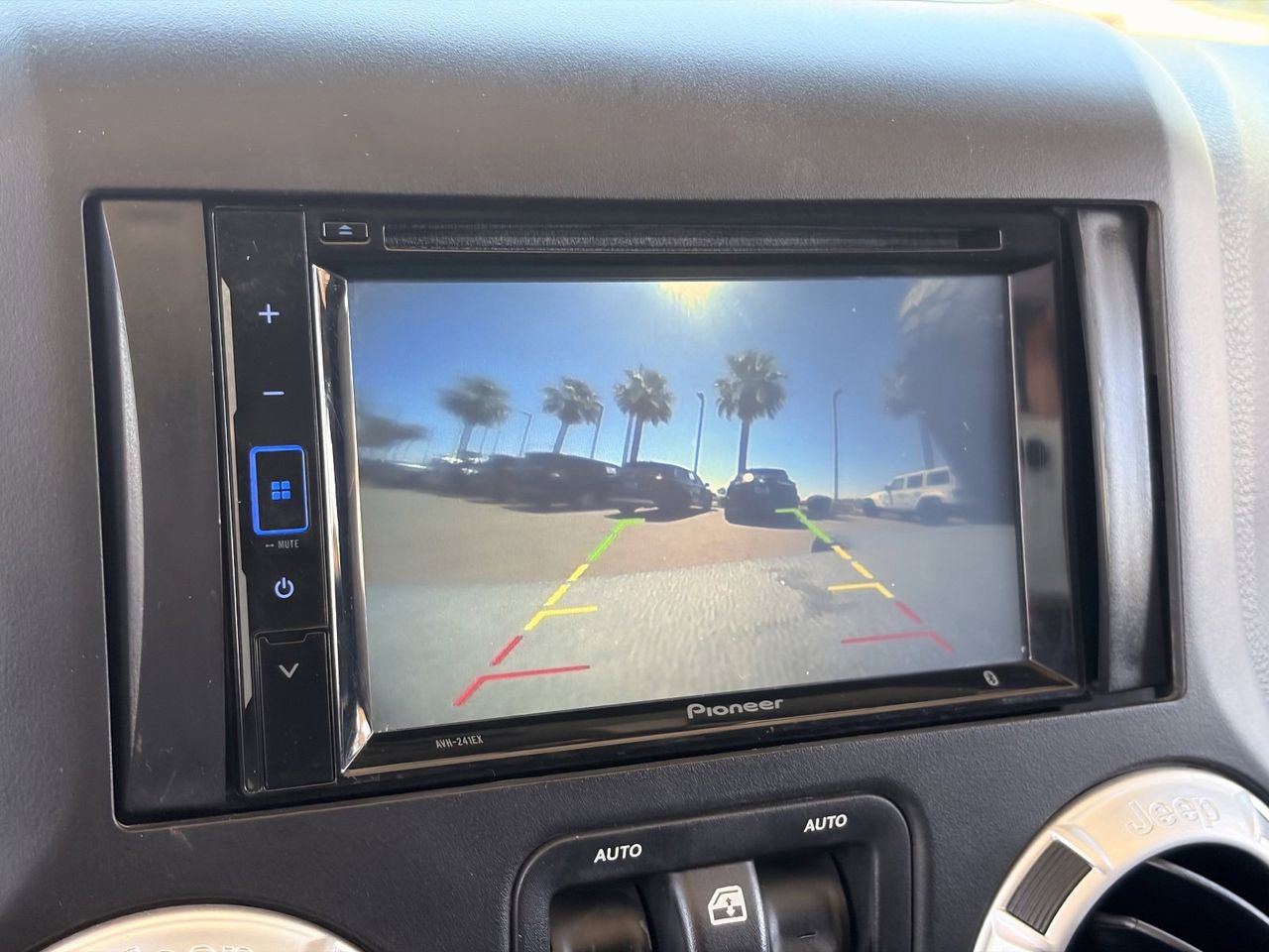 Used 2018 Jeep Wrangler Unlimited Sahara w/ Connectivity Group AWD/4WD image 20
