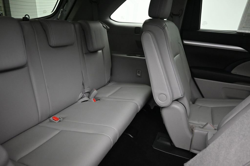 Used 2016 Toyota Highlander XLE AWD/4WD image 9
