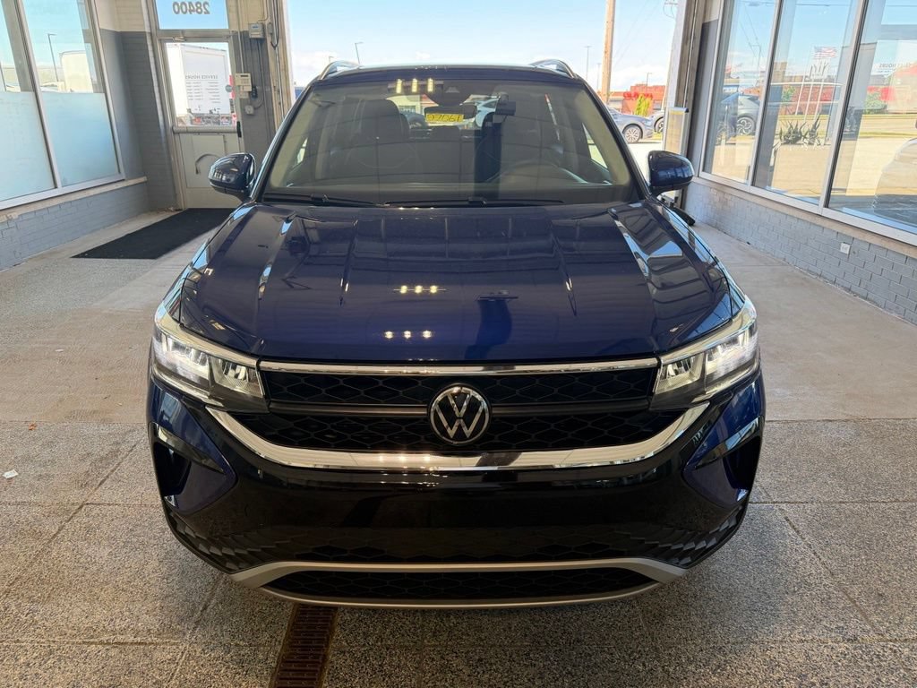 Used 2023 Volkswagen Taos SE w/ Panoramic Sunroof Package AWD/4WD image 2