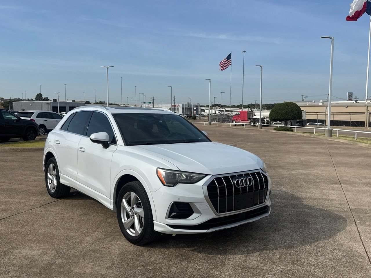 Used 2020 Audi Q3 2.0T Premium w/ Convenience Package AWD/4WD image 1