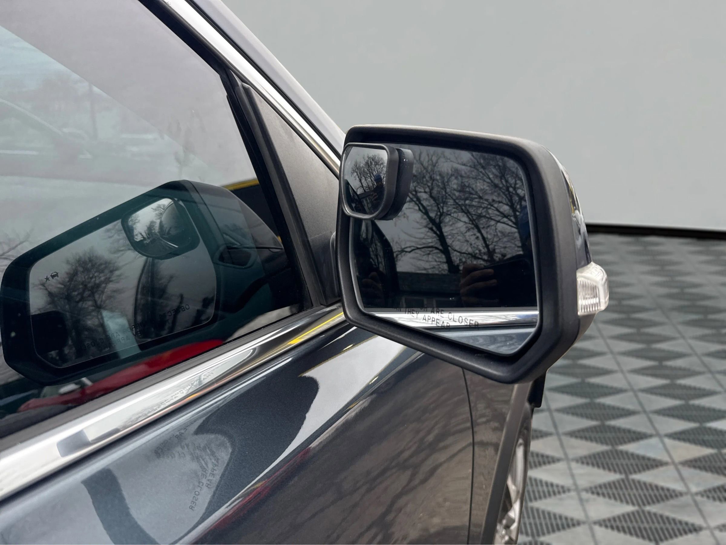 Used 2020 GMC Acadia SLE w/ Driver Convenience Package image 24