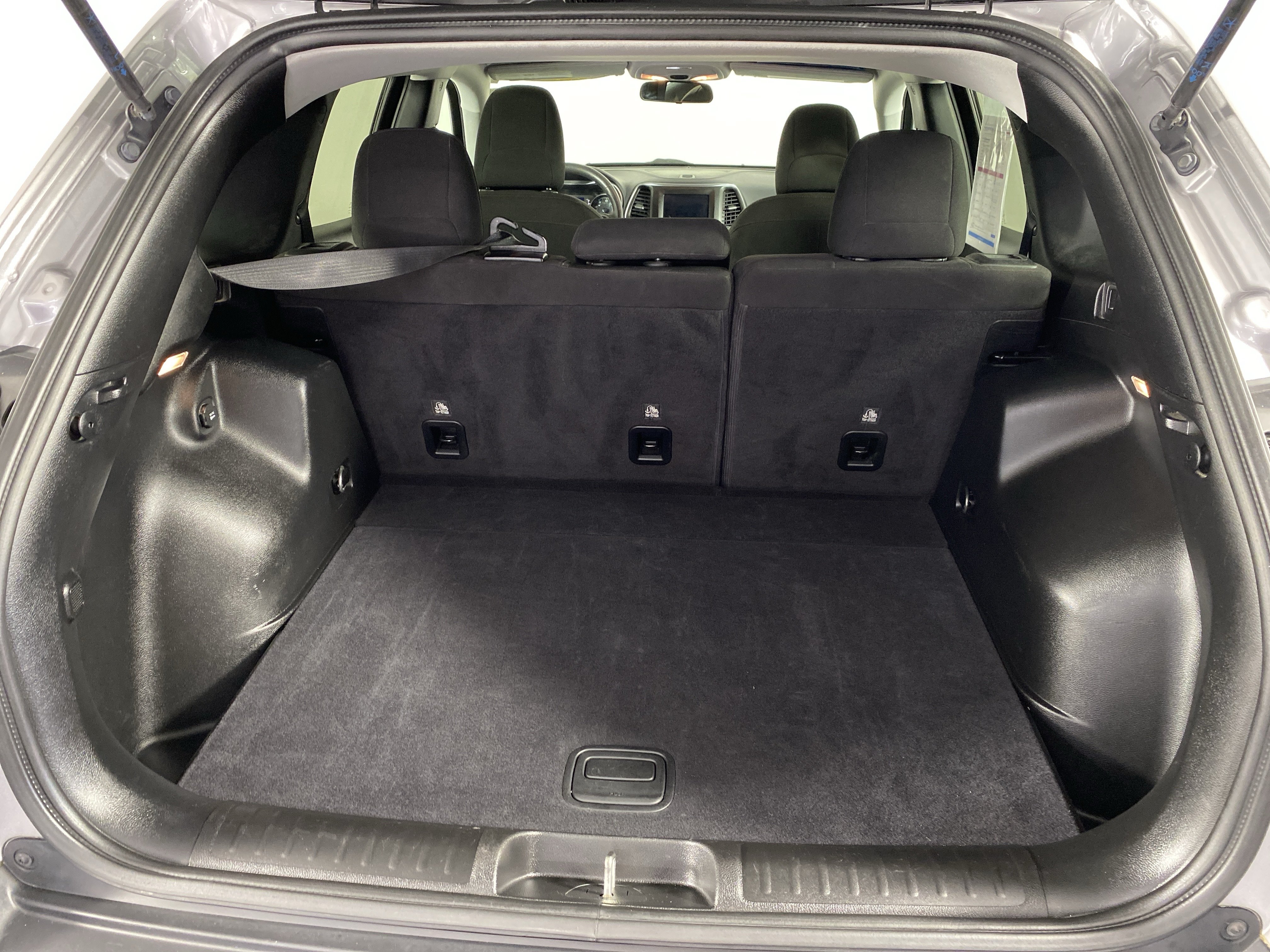 Used 2019 Jeep Cherokee Latitude w/ Popular Appearance Group AWD/4WD image 31