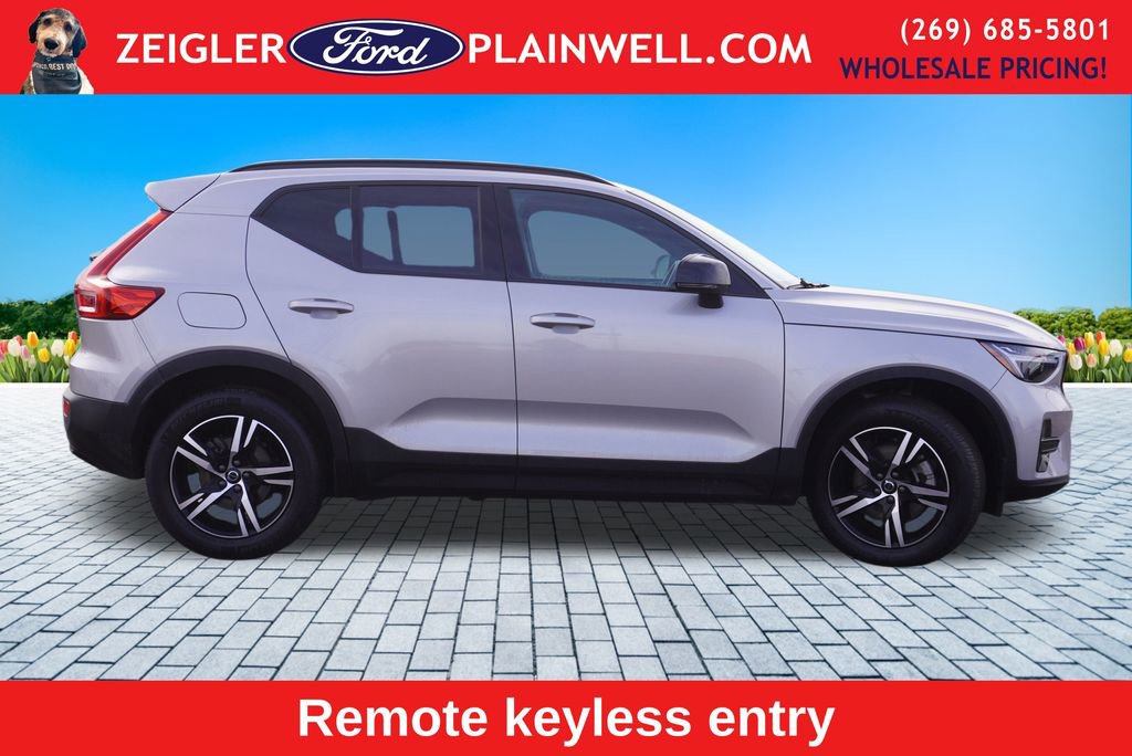 Used 2024 Volvo XC40 B5 Core image 6