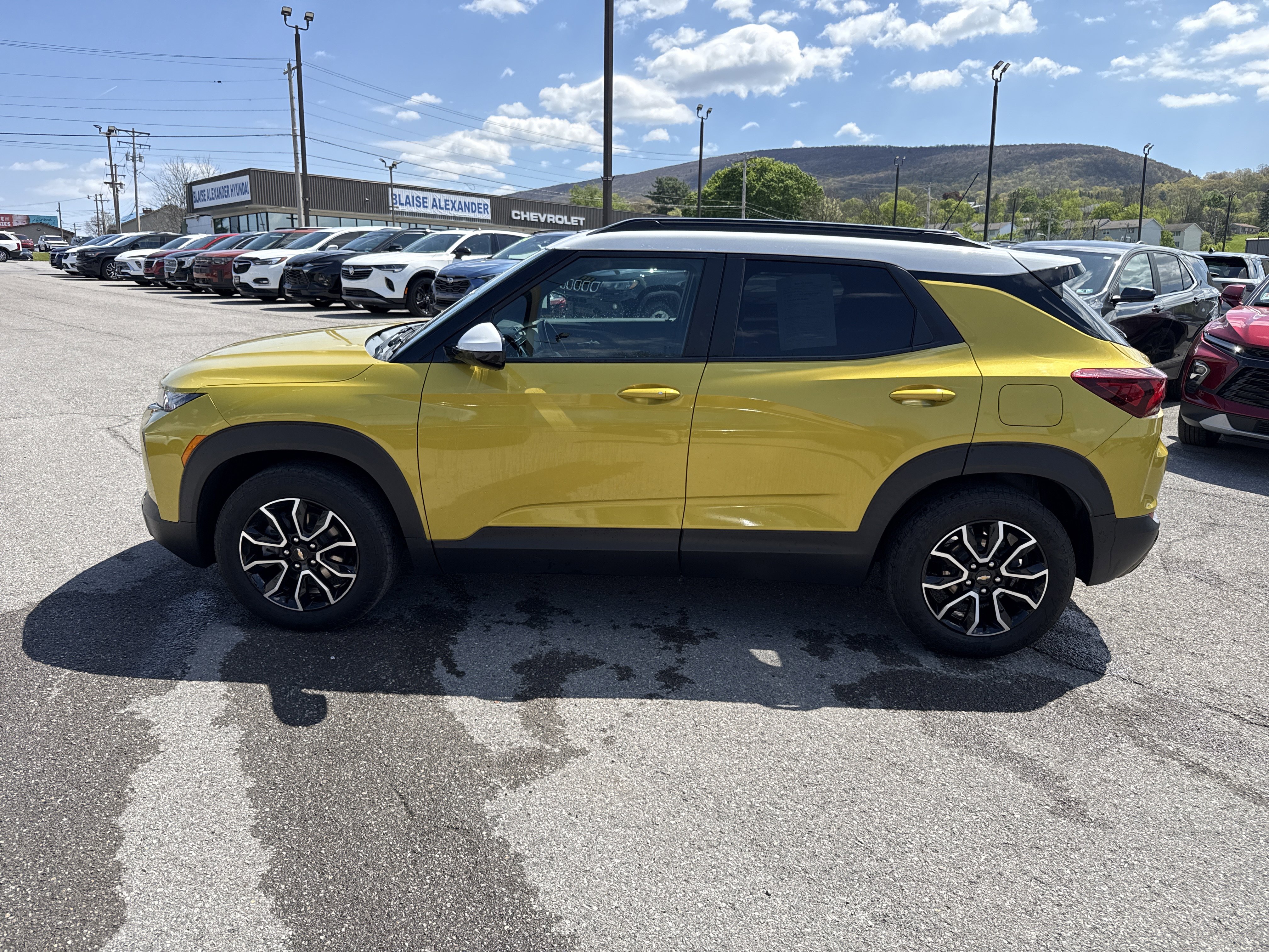 Used 2023 Chevrolet TrailBlazer ACTIV w/ Sun and Liftgate Package FWD image 7