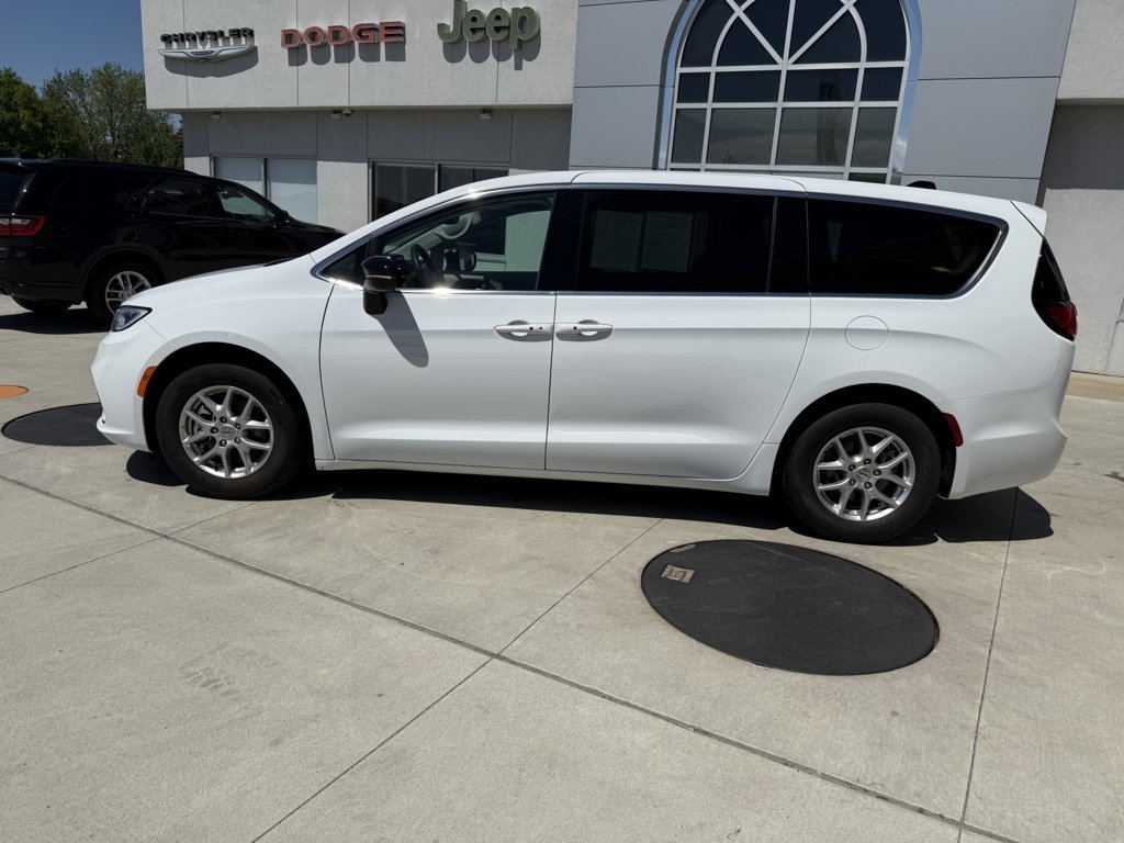 Used 2024 Chrysler Pacifica Touring-L FWD image 5