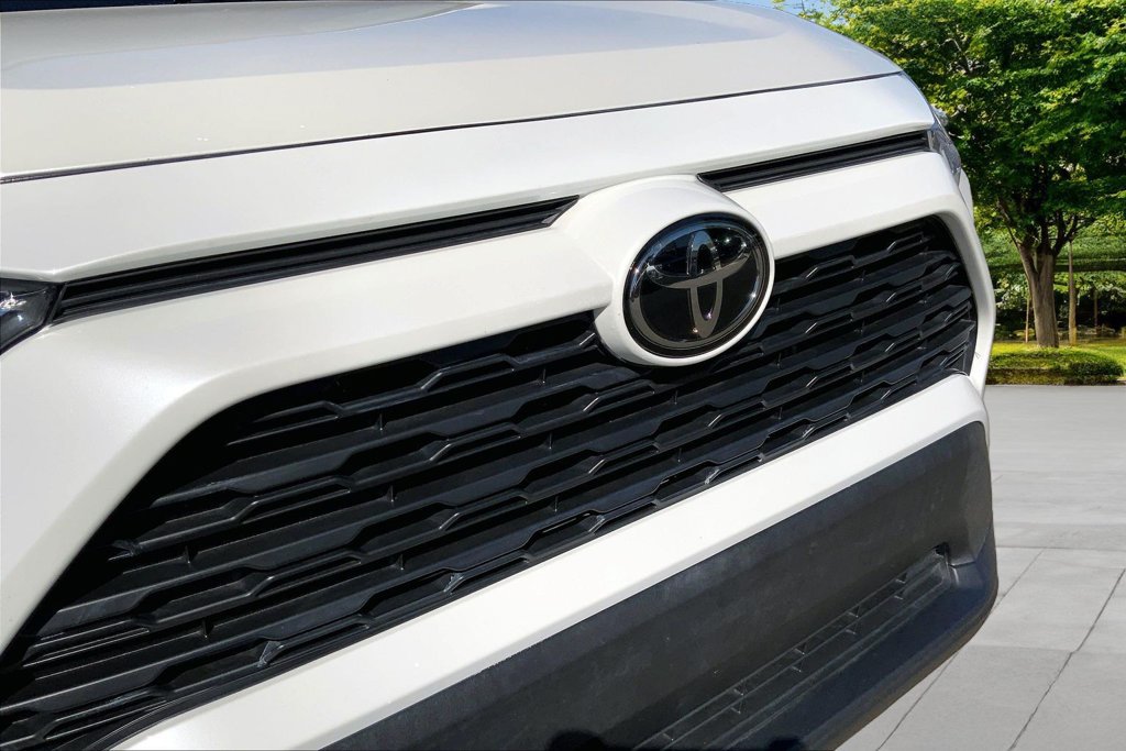 Used 2021 Toyota RAV4 XLE Premium FWD image 33