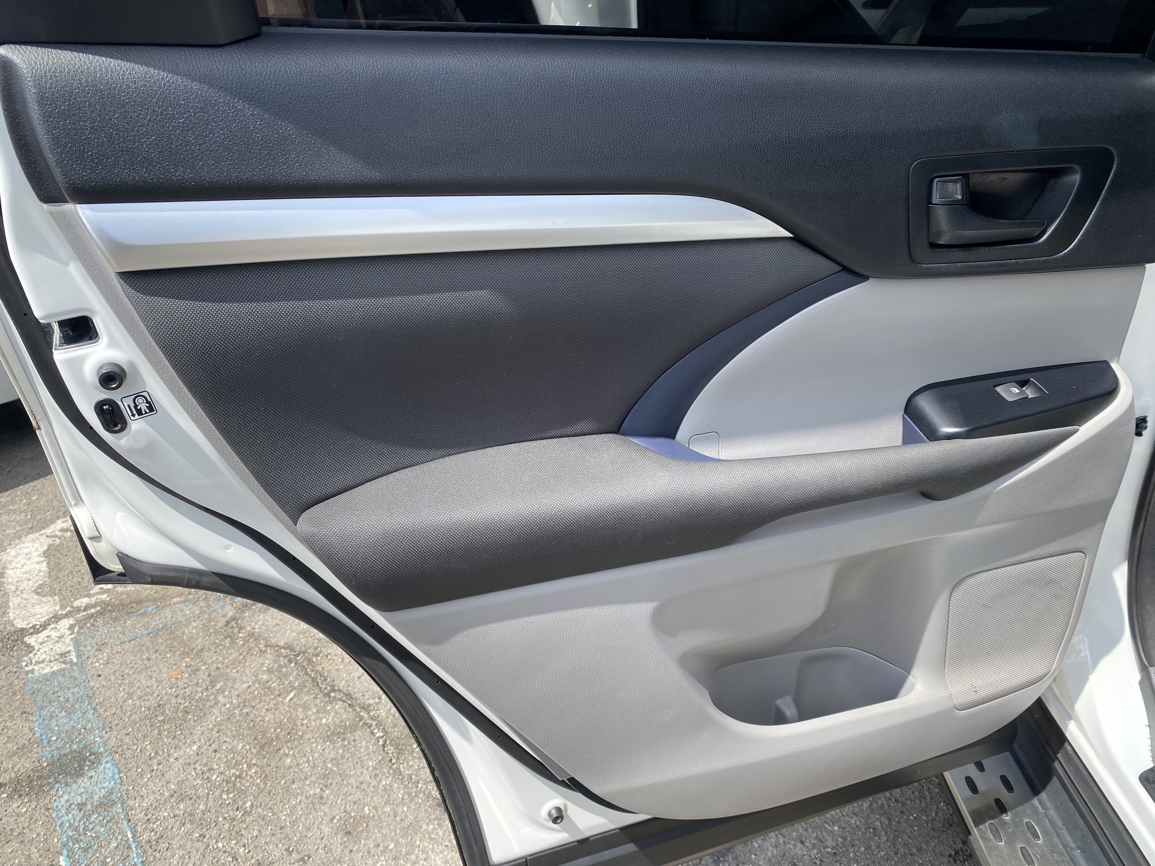 Used 2018 Toyota Highlander LE FWD image 16