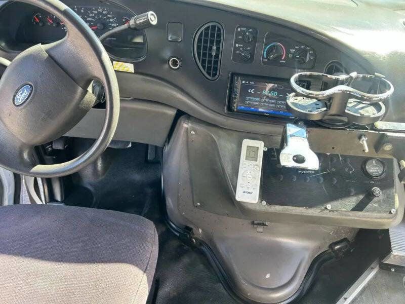 Used 2006 Ford E-350 and Econoline 350 Super Duty RWD image 65