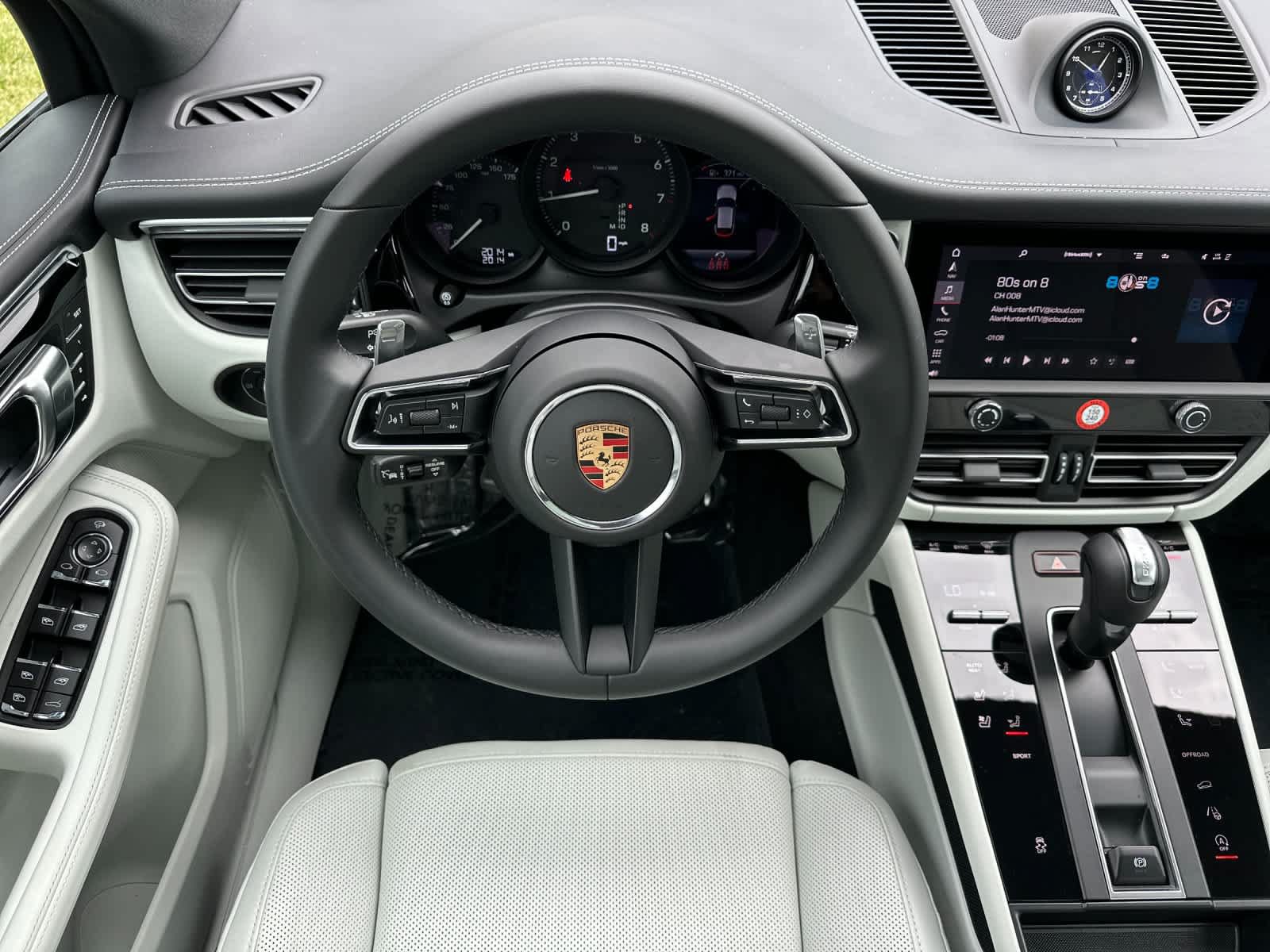 Certified 2025 Porsche Macan AWD/4WD image 15