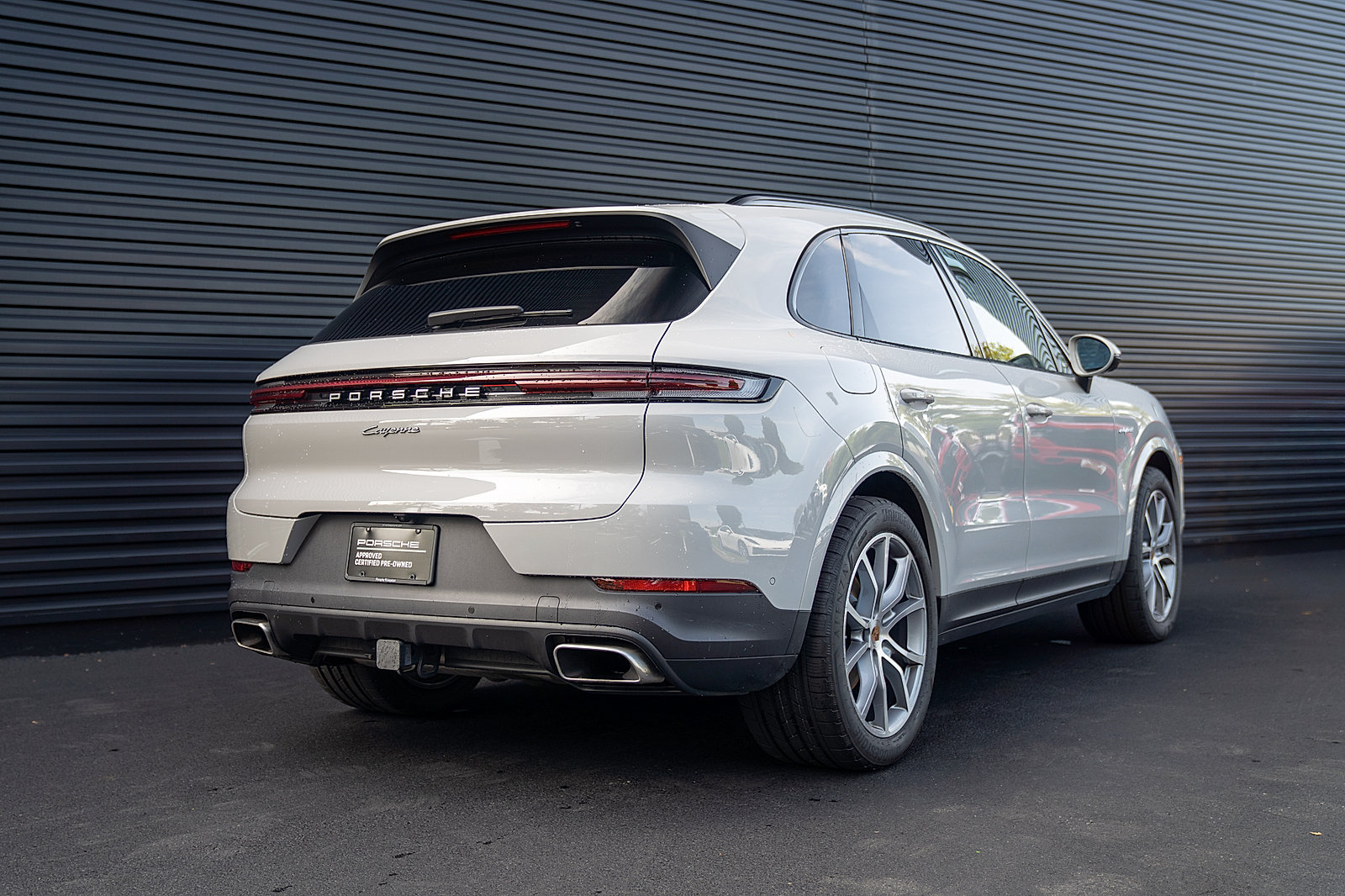 Certified 2025 Porsche Cayenne E-Hybrid w/ Premium Package Plus AWD/4WD image 29