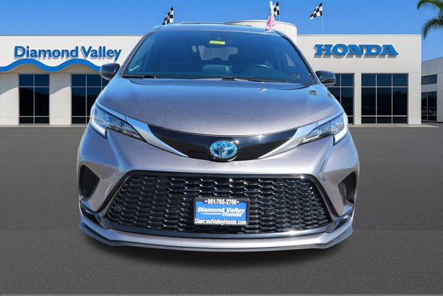 Used 2022 Toyota Sienna XSE w/ XSE Plus Package image 2