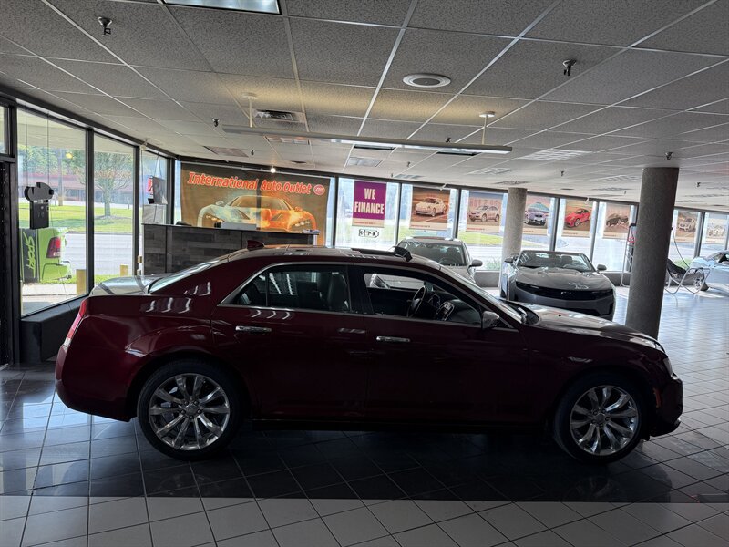 Used 2019 Chrysler 300 Limited RWD image 7