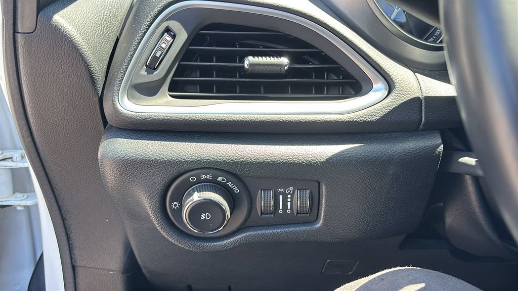 Used 2018 Chrysler Pacifica Touring Plus FWD image 15
