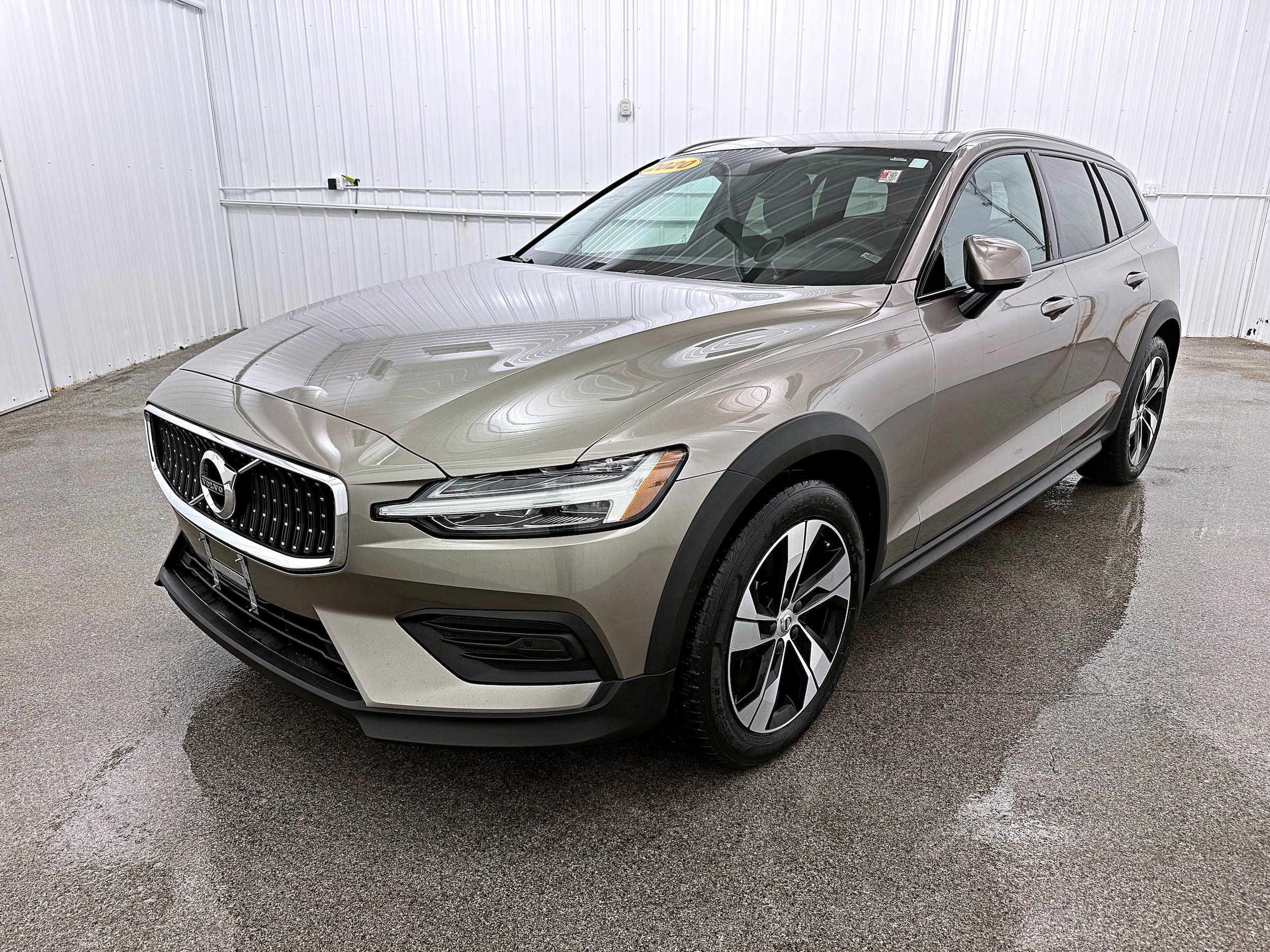 Used 2020 Volvo V60 T5 Cross Country image 25