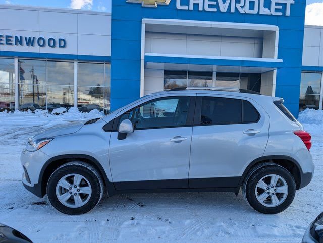 Used 2022 Chevrolet Trax LT w/ LT Convenience Package image 2