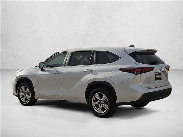 Used 2025 Toyota Highlander LE FWD image 8