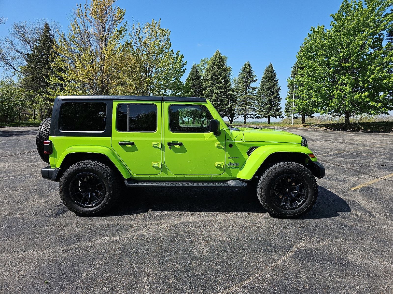 Used 2021 Jeep Wrangler Unlimited Sahara w/ Cold Weather Group AWD/4WD image 7