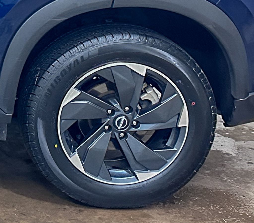 Used 2024 Nissan Rogue SV image 49