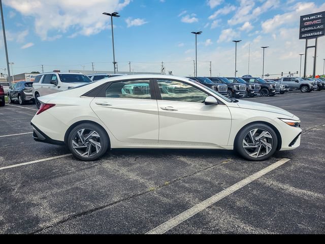 Used 2025 Hyundai Elantra SEL FWD image 13